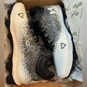 NWT Men’s Under Armor size 10.5 football cleats.
